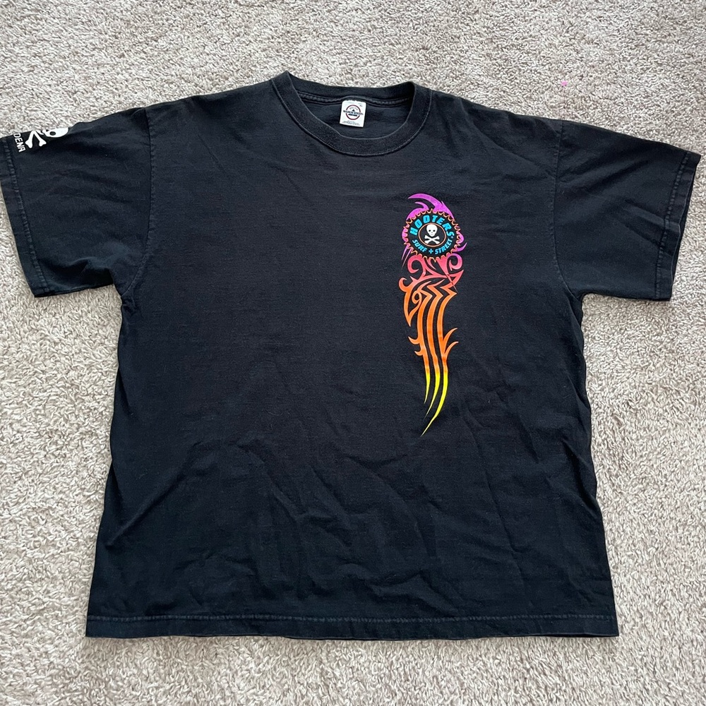 HOOTERS Vintage Black Tee with Colorful Tribal Design 1990s size XL
